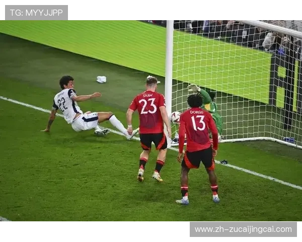 热刺后防线默契不足，范德芬滑倒失误折射整体防守松散